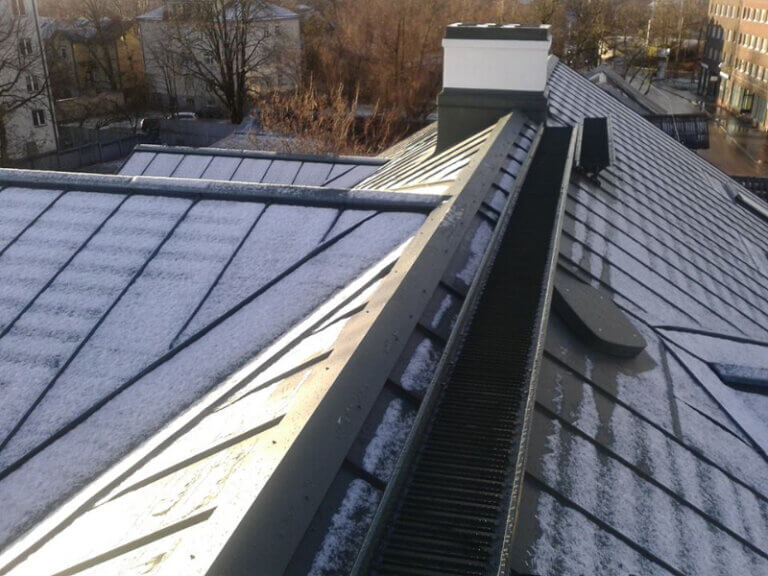 Valtsplekk-katuse paigaldamine talvel
