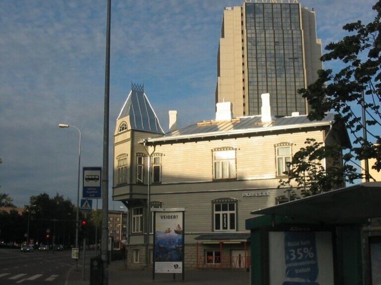 Valtsplekk-katusega maja Tallinnas